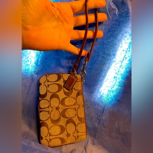 Coach’s Signature C Pattern Jacquard Canvas Wristlet - Picture 1 of 9
